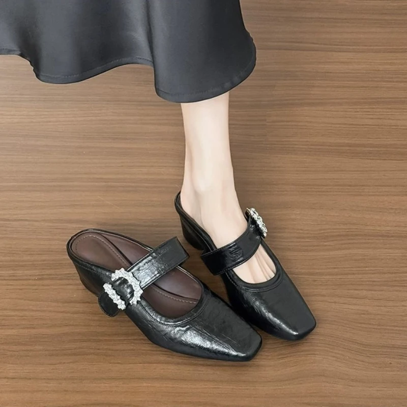 2026 Spring and Summer New Elegant Wedge Heel Non-slip Comfortable Slippers Women's French Rhinestone Buckle Toe-cap Slippers
2026 Spring and Summer New Elegant Wedge Heel Non-slip Comfortable Slippers Women's French Rhinestone Buckle Toe-cap Slippers