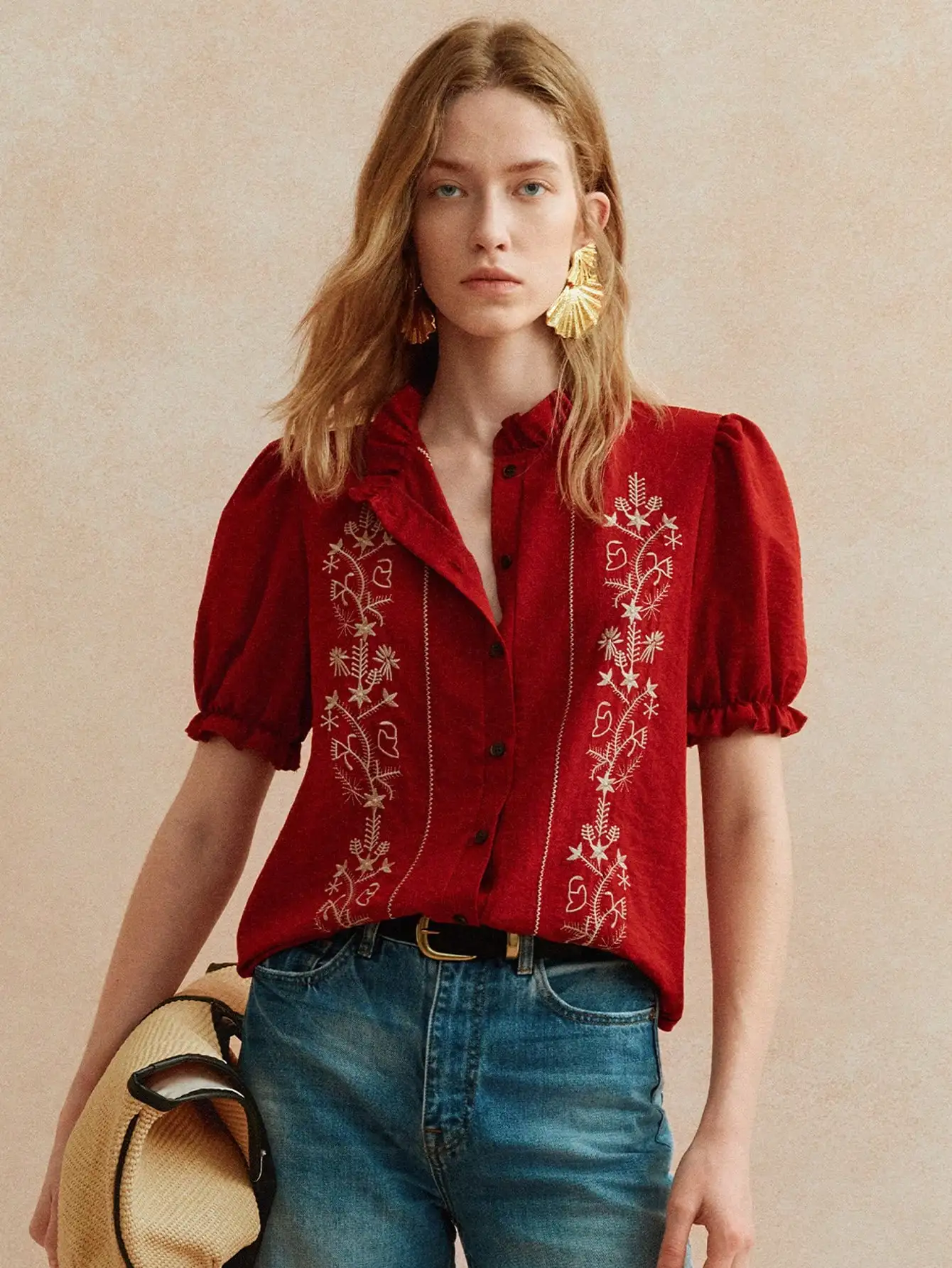 Красная блузка с вышивкой, пышными рукавами и воротником с оборками для весны и лета
Красная блузка с вышивкой, пышными рукавами и воротником с оборками для весны и лета