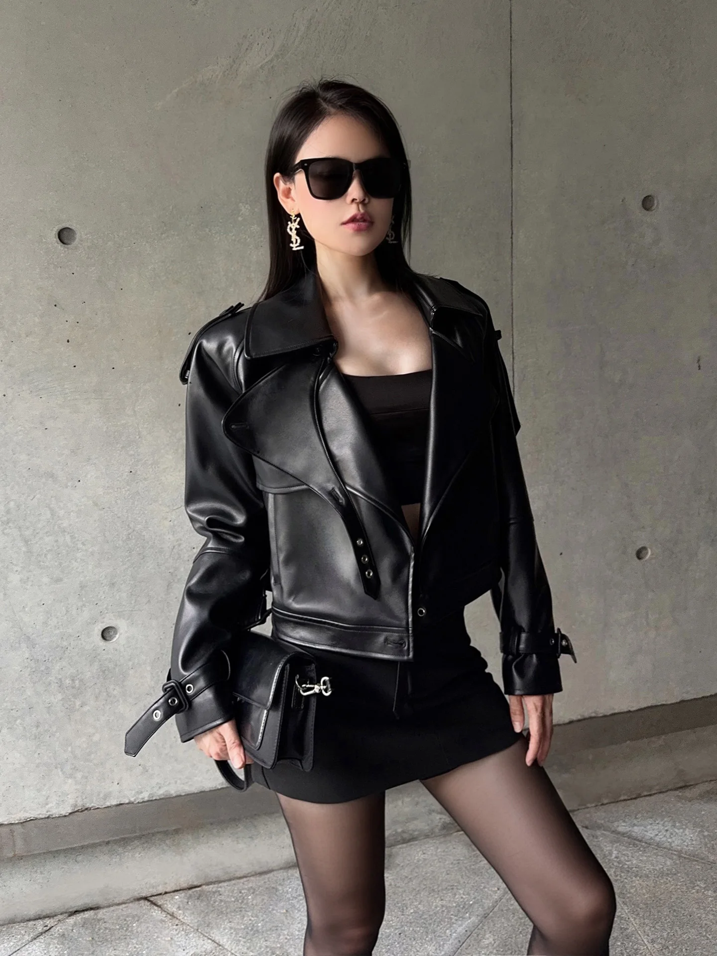 Кожаная куртка Yangyang Forest: женская, премиум-класса, черная, с большим воротником, свободного кроя, в мотоциклетном стиле, на молнии, из искусственной кожи
Кожаная куртка Yangyang Forest: женская, премиум-класса, черная, с большим воротником, свободного кроя, в мотоциклетном стиле, на молнии, из искусственной кожи