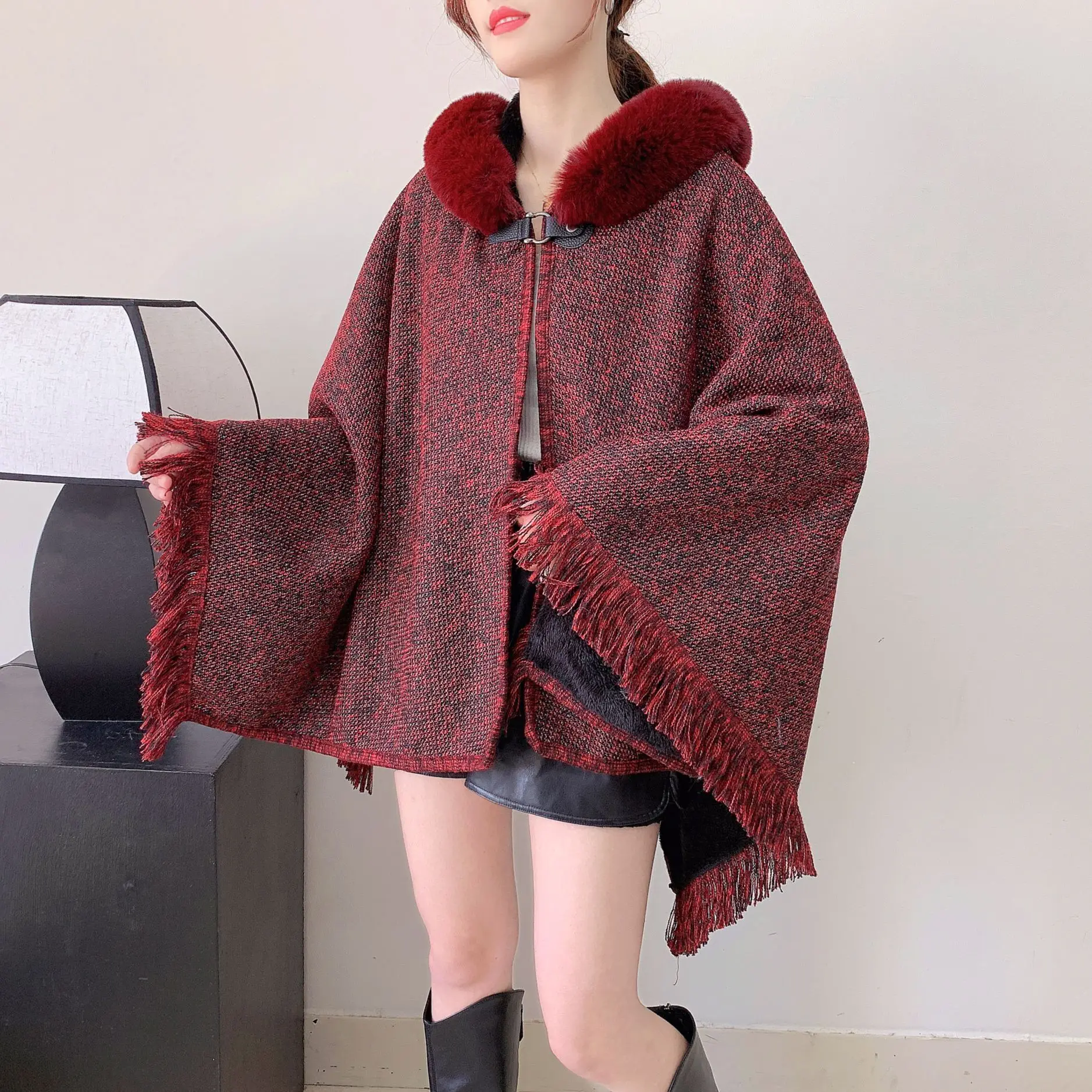 Женская зимняя накидка, однотонная шаль в европейском и американском стиле, уютная уличная одежда, накидка на плечо для фермерского стиля, пончо P1
Женская зимняя накидка, однотонная шаль в европейском и американском стиле, уютная уличная одежда, накидка на плечо для фермерского стиля, пончо P1