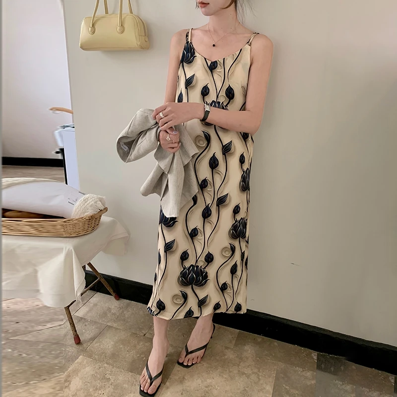 2025 Spring/Summer New V-neck Satin Women's Dress Loose and Slim, Fashionable and Stylish, Printed Double Strap Sleeveless Dress
2025 Spring/Summer New V-neck Satin Women's Dress Loose and Slim, Fashionable and Stylish, Printed Double Strap Sleeveless Dress