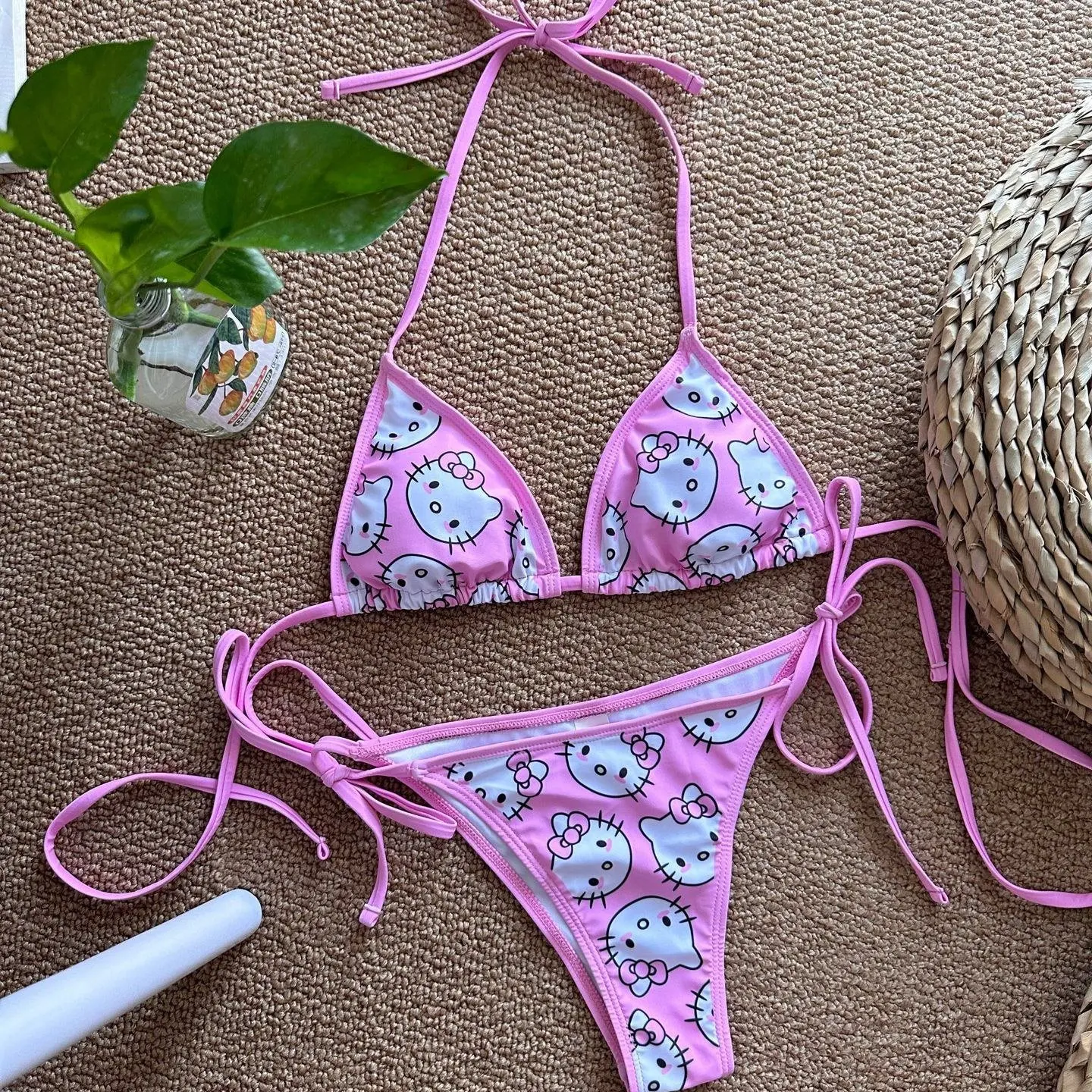 Sanrio's new Hello Kitty vacation bikini swimsuit, a cute Japanese-style casual swimsuit for women, with a cat head print, the p
Sanrio's new Hello Kitty vacation bikini swimsuit, a cute Japanese-style casual swimsuit for women, with a cat head print, the p
