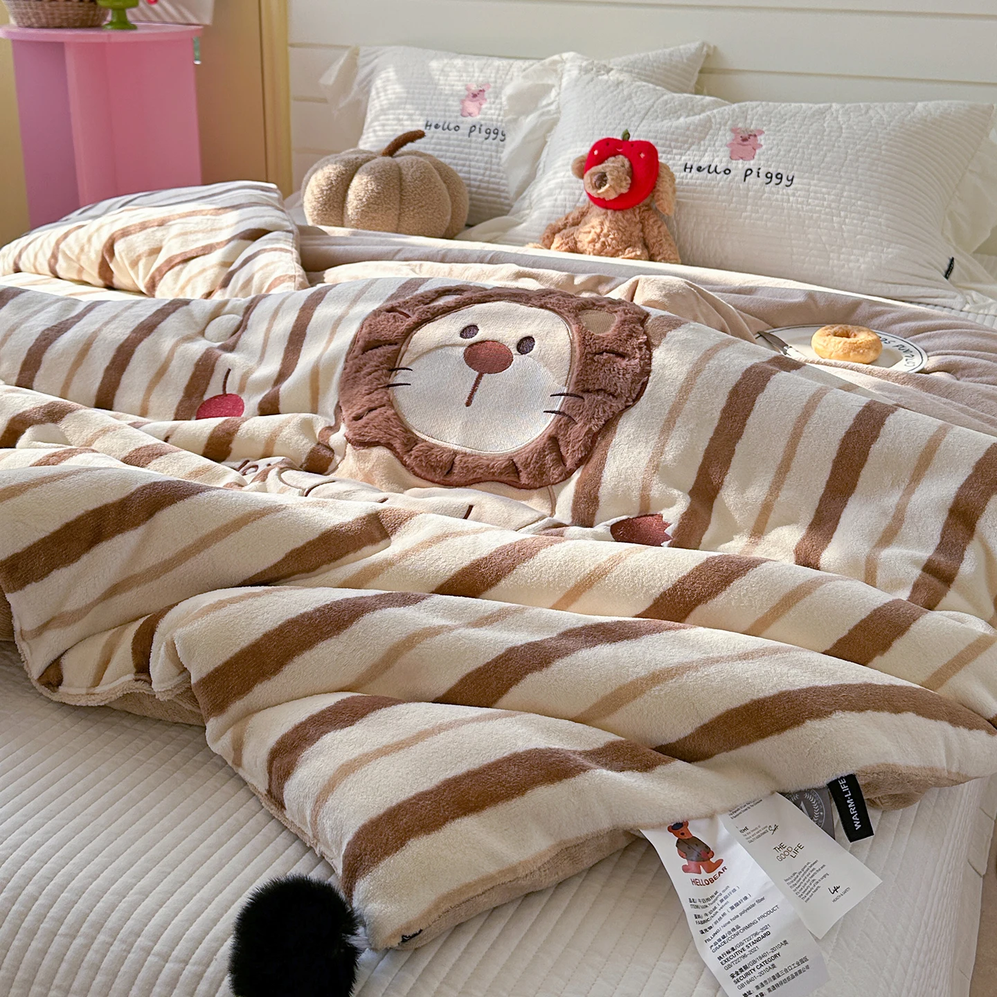 Утолщенное одеяло из кораллового флиса, теплое зимнее одеяло-плед, покрывало из молочного флиса с вышивкой, двуспальное, для осени и зимы
Утолщенное одеяло из кораллового флиса, теплое зимнее одеяло-плед, покрывало из молочного флиса с вышивкой, двуспальное, для осени и зимы