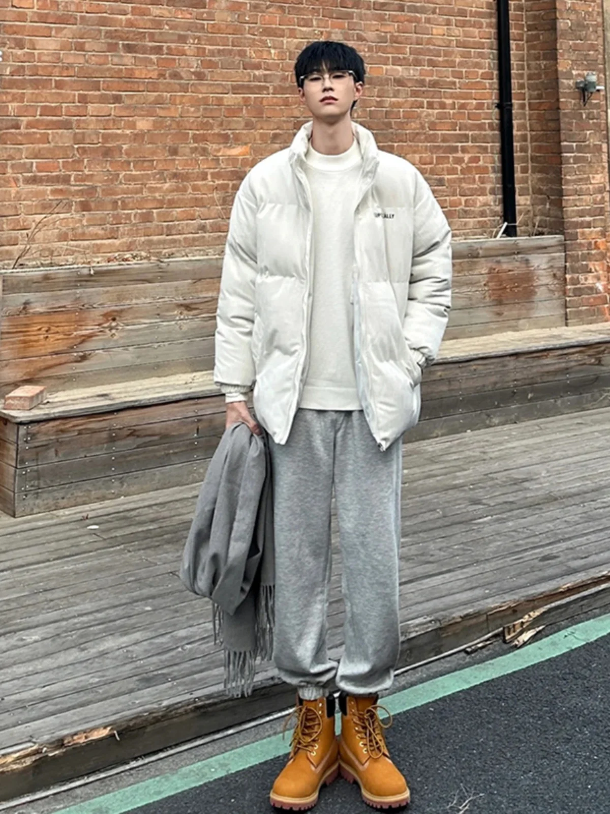 Мужские спортивные брюки Cleanfit для осени и зимы, свободного кроя, молодежные модные брюки с завязками, в комплекте с желтыми ботинками
Мужские спортивные брюки Cleanfit для осени и зимы, свободного кроя, молодежные модные брюки с завязками, в комплекте с желтыми ботинками