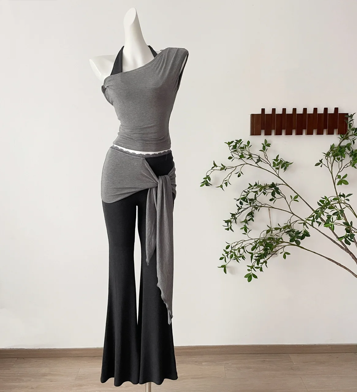 2025 summer new slim fit short gray off shoulder sloping top and micro flared pants two-piece set
2025 summer new slim fit short gray off shoulder sloping top and micro flared pants two-piece set