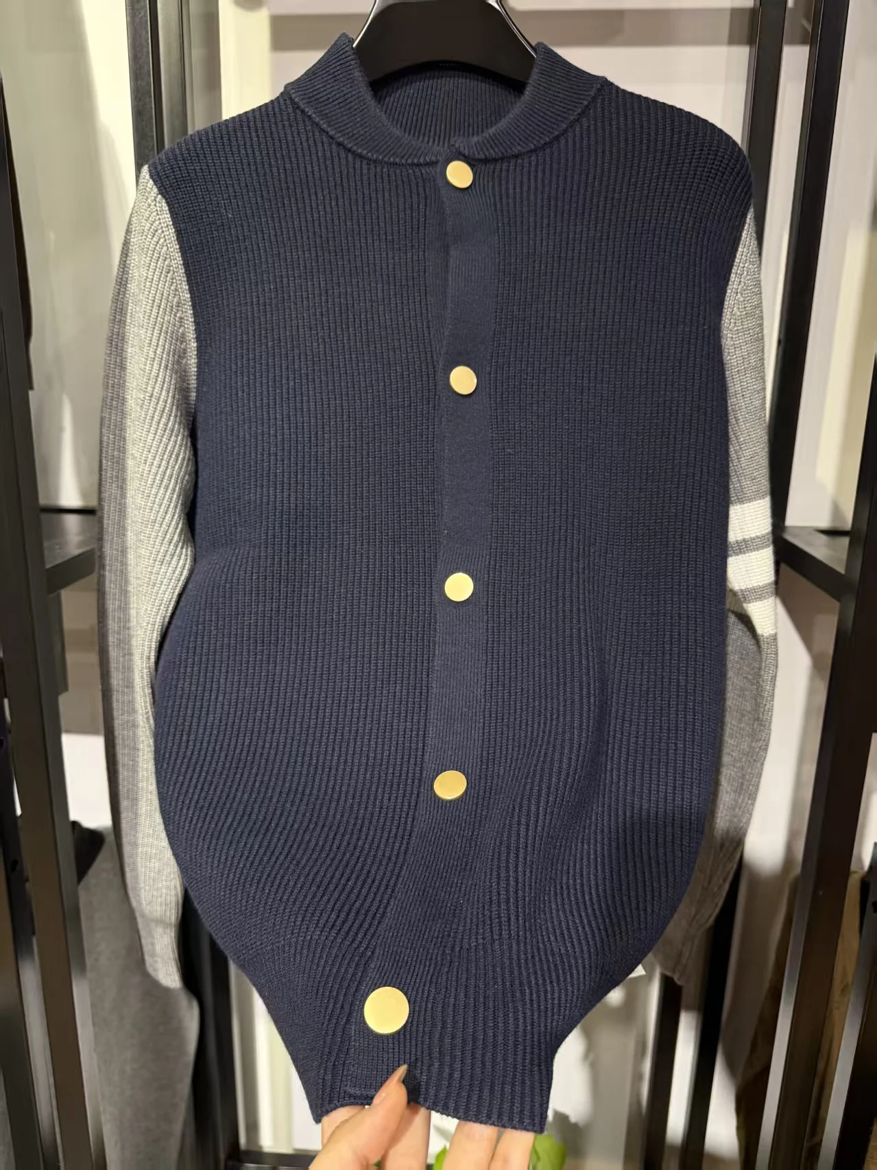 Мужской вязаный кардиган с бейсбольным воротником, высококачественный, повседневный, модный, новинка, осень-зима, стандартный крой, длинный рукав
Мужской вязаный кардиган с бейсбольным воротником, высококачественный, повседневный, модный, новинка, осень-зима, стандартный крой, длинный рукав