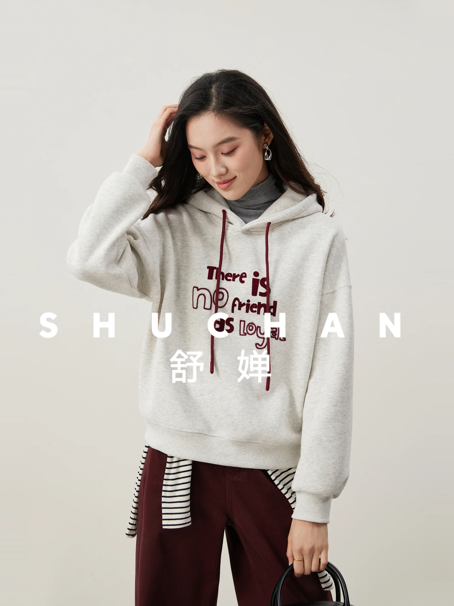 American Casual, Contrasting Color Letter Embroidery Printing Fleece Short Wide Version Hooded Sweatershirt Women
American Casual, Contrasting Color Letter Embroidery Printing Fleece Short Wide Version Hooded Sweatershirt Women
