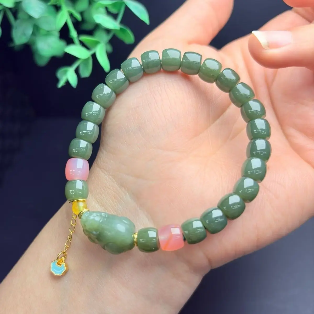 Natural card 8mm Hetian jade direct shooting bracelet! With natural Hetian jade Pixiu to attract wealth and keep wealth
Natural card 8mm Hetian jade direct shooting bracelet! With natural Hetian jade Pixiu to attract wealth and keep wealth