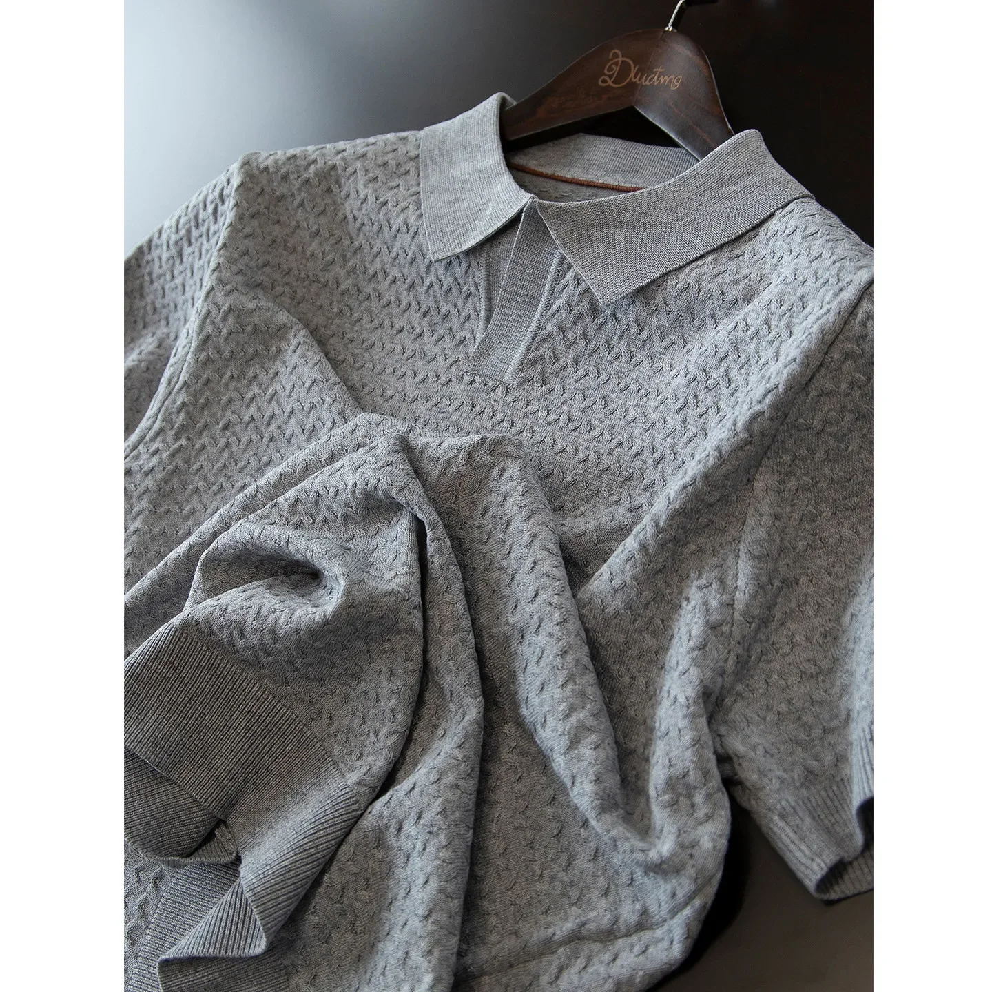 Old money style wear~ Men's summer seagull collar light blue loose short-sleeved knitted POLO shirt
Old money style wear~ Men's summer seagull collar light blue loose short-sleeved knitted POLO shirt