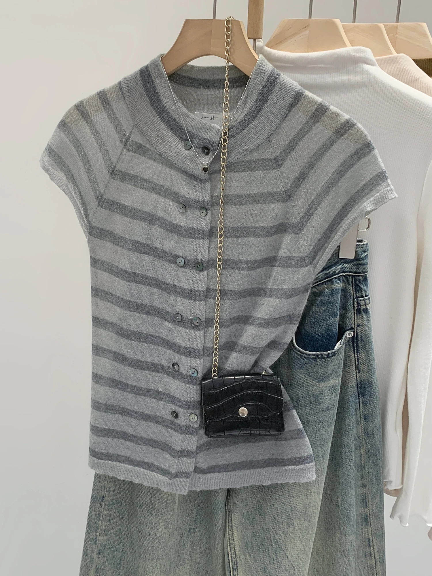 Unique Beautiful Women's Knitted Button up Striped T-Shirt Slim Fit Color Block Style Korean Fashion Short Sleeve Top
Unique Beautiful Women's Knitted Button up Striped T-Shirt Slim Fit Color Block Style Korean Fashion Short Sleeve Top