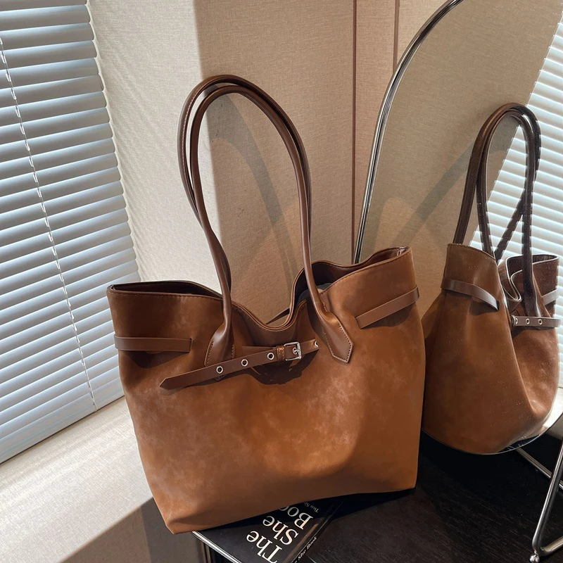 Модная сумка-тоут контрастного цвета, популярная Европа, Америка, пряжка на ремень, большая вместительная сумка на плечо, новые высококачественные повседневные сумки для подмышек
Модная сумка-тоут контрастного цвета, популярная Европа, Америка, пряжка на ремень, большая вместительная сумка на плечо, новые высококачественные повседневные сумки для подмышек