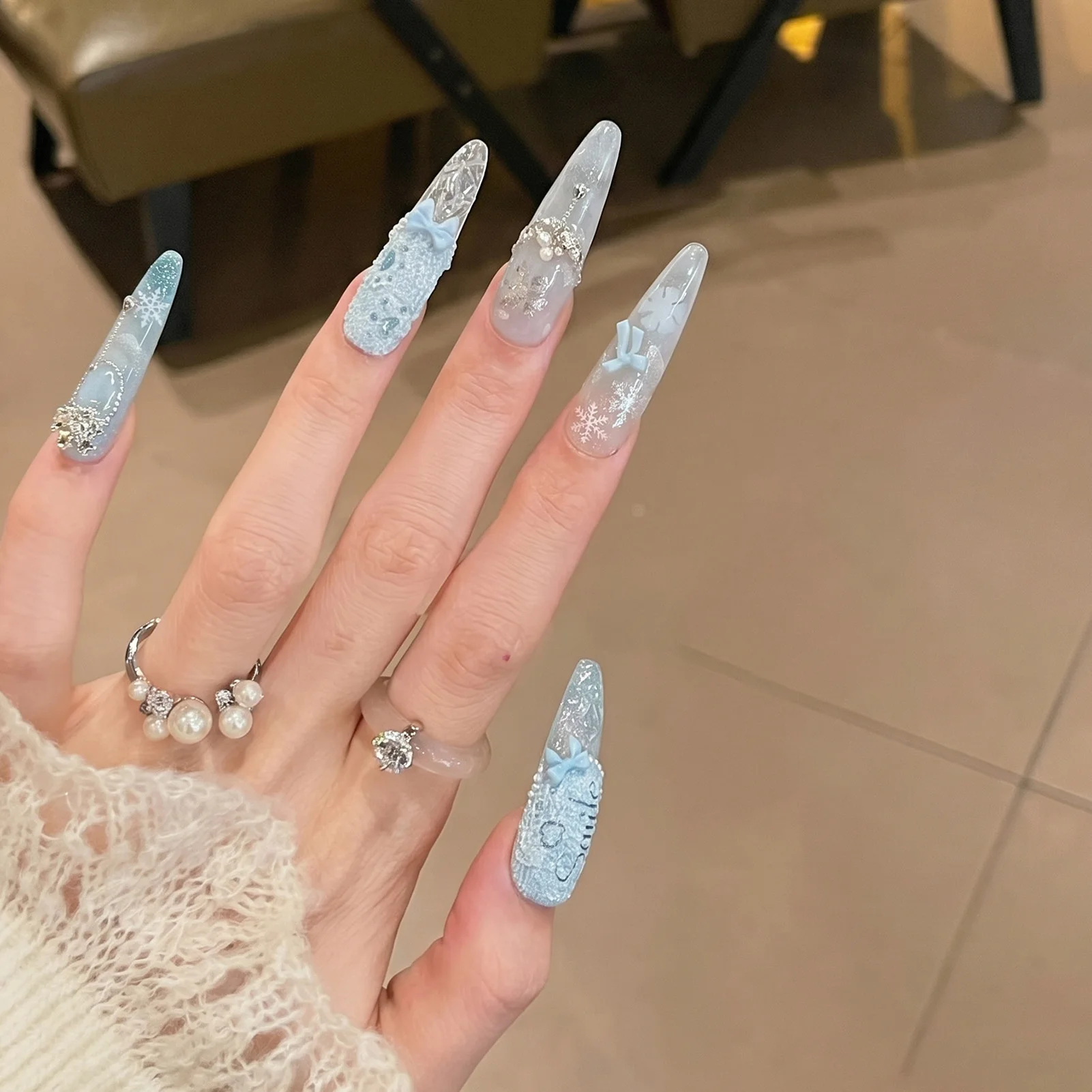 Dareisen Snowflake Bows Cat-Eye Artificial Nail Tips
Dareisen Snowflake Bows Cat-Eye Artificial Nail Tips