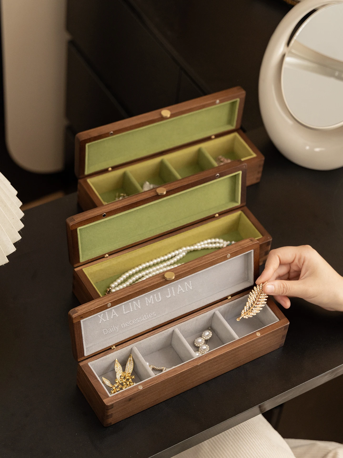 Элитная деревянная шкатулка для украшений большой вместимости, пылезащитная, с защитой от окисления, с разделителями, модный футляр для хранения
Элитная деревянная шкатулка для украшений большой вместимости, пылезащитная, с защитой от окисления, с разделителями, модный футляр для хранения