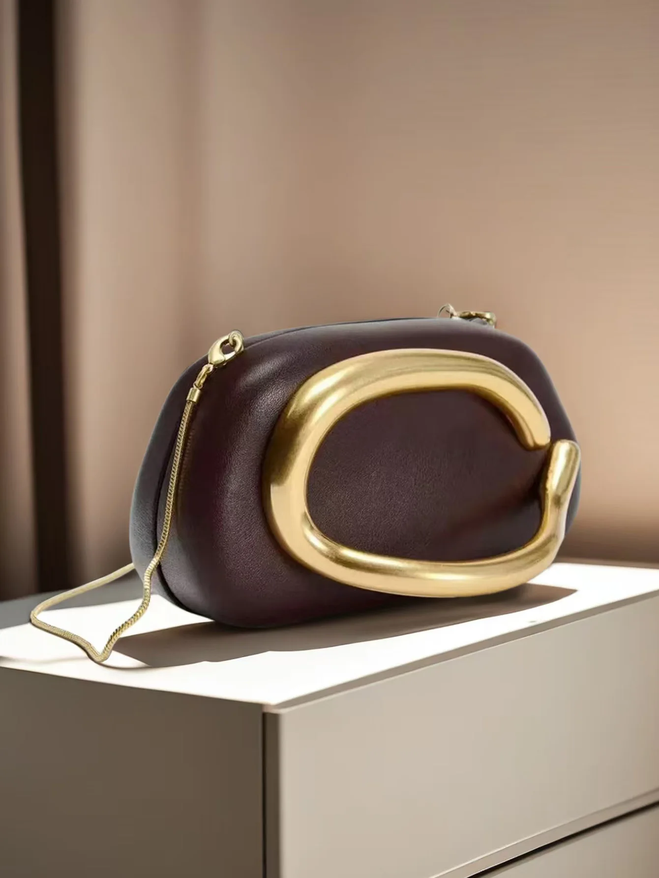 2025 New Women's Bag Metal Detail Decoration Personalized Design Single Shoulder Cross Shoulder Handheld Box Bag
2025 New Women's Bag Metal Detail Decoration Personalized Design Single Shoulder Cross Shoulder Handheld Box Bag