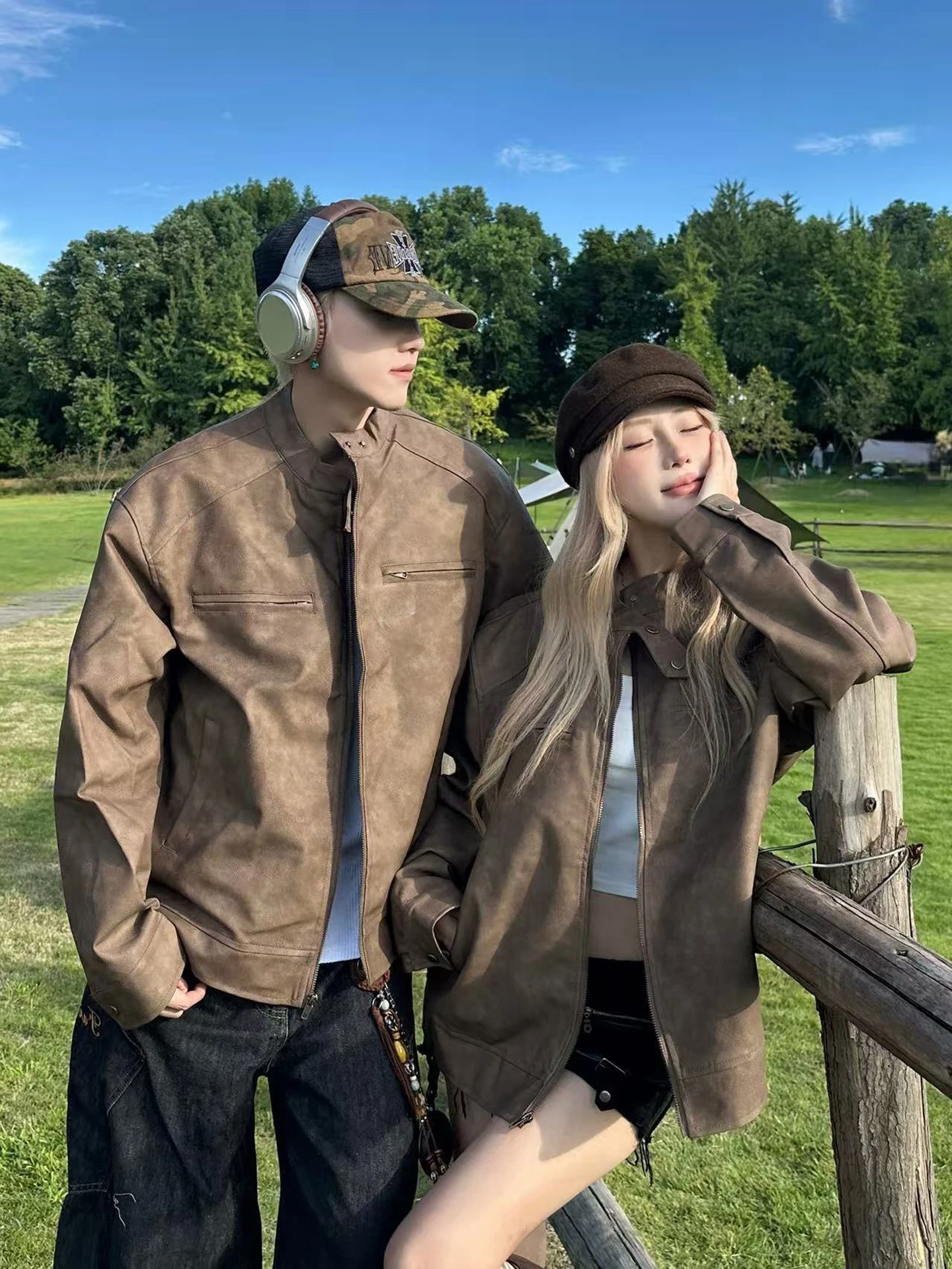 Кожаные куртки в стиле американского ретро для пар, с воротником-стойкой, коричневые, мужские и женские, из высококачественной искусственной кожи PU, модель Sle Melne
Кожаные куртки в стиле американского ретро для пар, с воротником-стойкой, коричневые, мужские и женские, из высококачественной искусственной кожи PU, модель Sle Melne