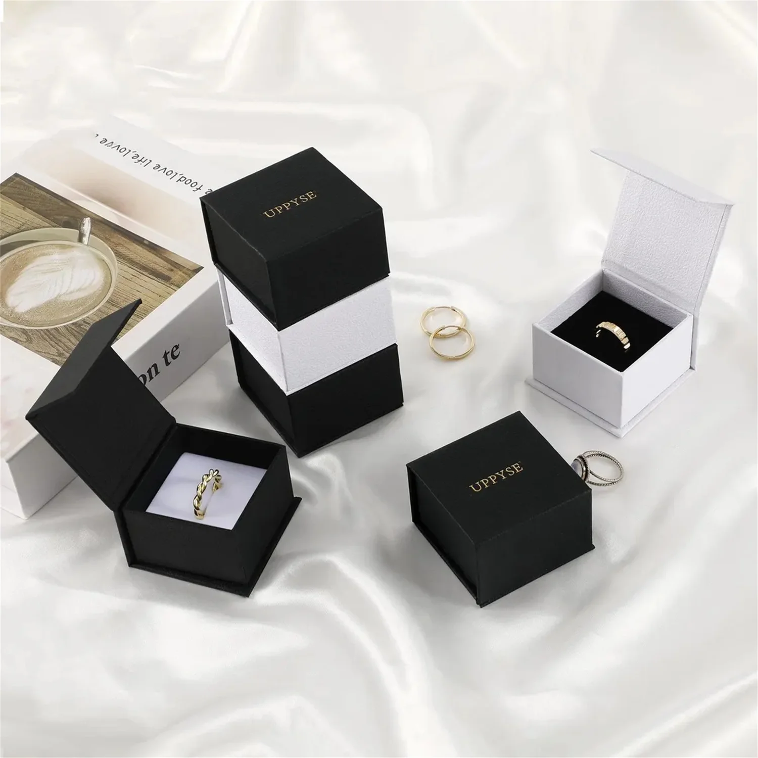 PUPPYSEW 6*6*3.5cm Black box exture paper Luxury Flip Magnetic Jewelry box Cardboard Necklace Bracelet Ring Necklace Jewelry Box
PUPPYSEW 6*6*3.5cm Black box exture paper Luxury Flip Magnetic Jewelry box Cardboard Necklace Bracelet Ring Necklace Jewelry Box