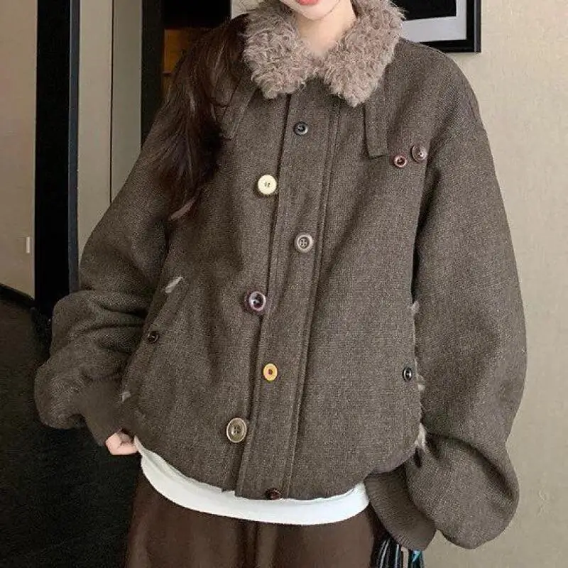 Женское зимнее пальто, куртка с воротником ягненка, унисекс, модное зимнее теплое дизайнерское хлопковое пальто, свободное плотное осеннее пальто в американском стиле в стиле ретро
Женское зимнее пальто, куртка с воротником ягненка, унисекс, модное зимнее теплое дизайнерское хлопковое пальто, свободное плотное осеннее пальто в американском стиле в стиле ретро