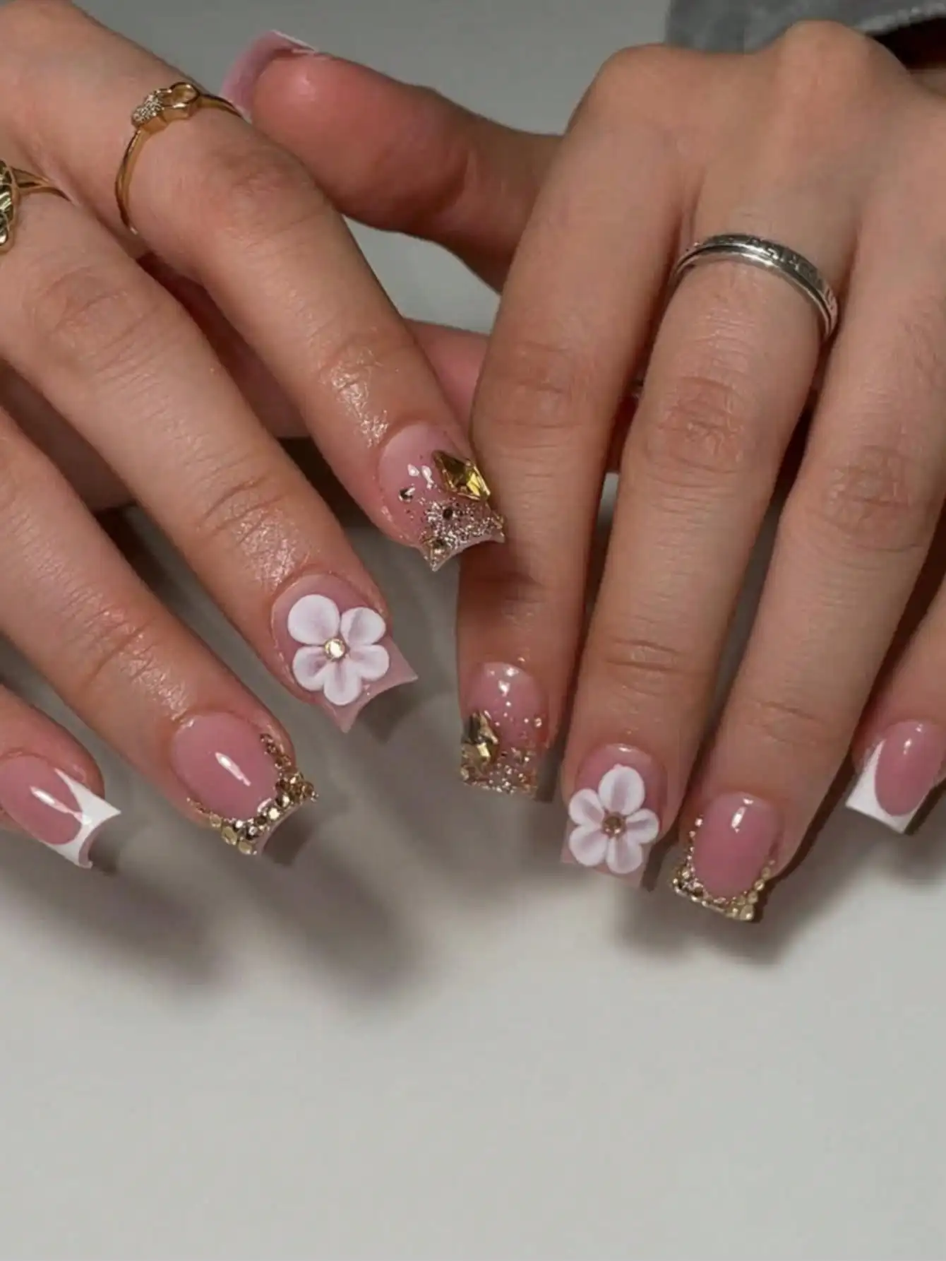 10pcs Short Square French Manicure Nail Stickers, Sweet Pink & White Fake Nails With 3D Flower & Golden Glitter Decor, Glossy For Women Daily Wear & Party
10pcs Short Square French Manicure Nail Stickers, Sweet Pink & White Fake Nails With 3D Flower & Golden Glitter Decor, Glossy For Women Daily Wear & Party