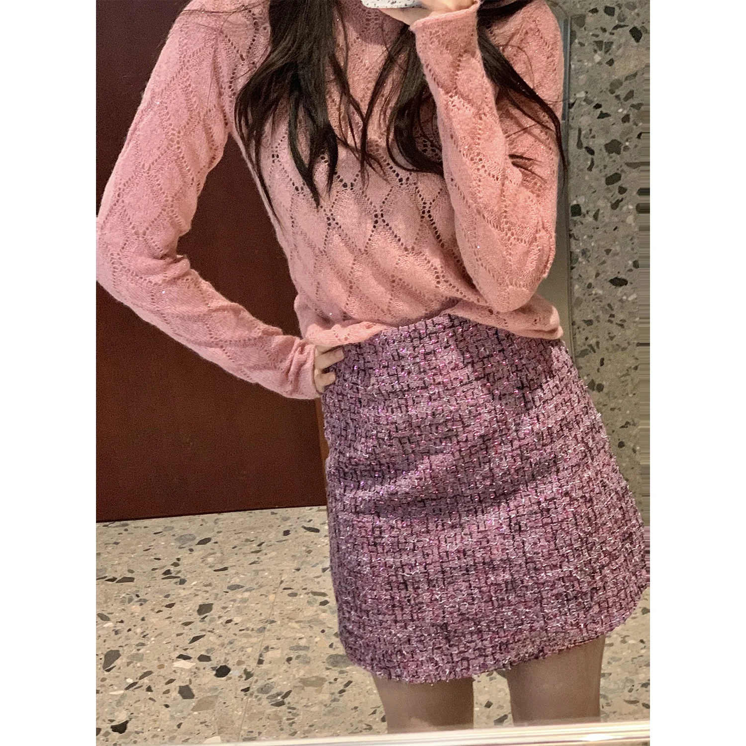 Amor Reissue Tea Rose Pink Long Sleeve Knitted Sweater Skirt Set Fashionable Grid Pattern Half Skirt Ensemble for Women
Amor Reissue Tea Rose Pink Long Sleeve Knitted Sweater Skirt Set Fashionable Grid Pattern Half Skirt Ensemble for Women