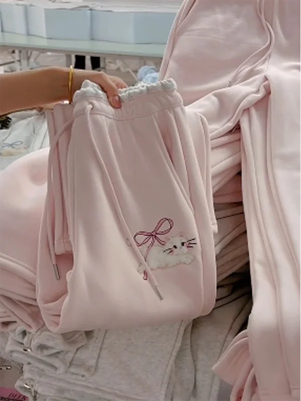 Милые женские зимние брюки с вышивкой, на флисовой подкладке, с высокой талией, свободного кроя, теплые, повседневные, широкие, удобные, стройнящие
Милые женские зимние брюки с вышивкой, на флисовой подкладке, с высокой талией, свободного кроя, теплые, повседневные, широкие, удобные, стройнящие