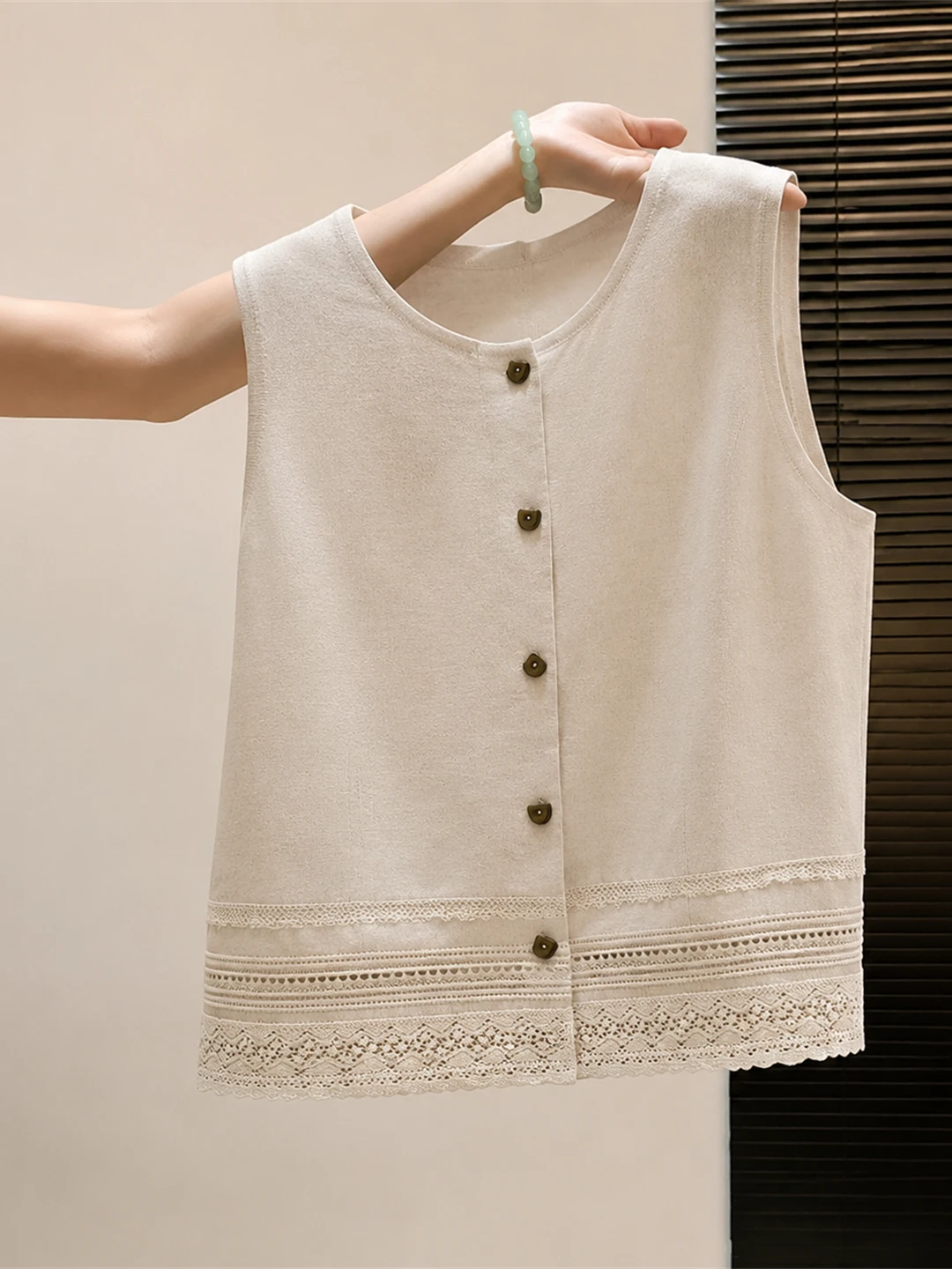 Comfortable Single-Button round Neck Vest Top Sleeveless Commute Style Summer Fashion Age-Defying Women's Clothing
Comfortable Single-Button round Neck Vest Top Sleeveless Commute Style Summer Fashion Age-Defying Women's Clothing