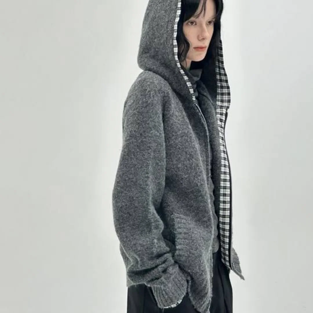 Осенне-зимний европейский и американский серый кардиган с двойной молнией и лоскутным клетчатым свитером с капюшоном, свободный топ
Осенне-зимний европейский и американский серый кардиган с двойной молнией и лоскутным клетчатым свитером с капюшоном, свободный топ