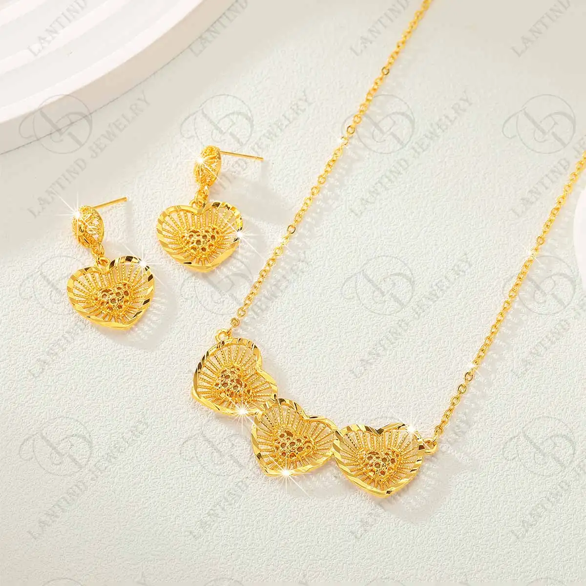 As00099 Middle Eastern Fashionable Women's Elegant Cut Out Front Round Wearable Heart-Shaped Necklace Dubai 24K Gold-Plated Exquisite Pattern Heart-Shaped Earrings Bridal Copper Jewelry Set
As00099 Middle Eastern Fashionable Women's Elegant Cut Out Front Round Wearable Heart-Shaped Necklace Dubai 24K Gold-Plated Exquisite Pattern Heart-Shaped Earrings Bridal Copper Jewelry Set