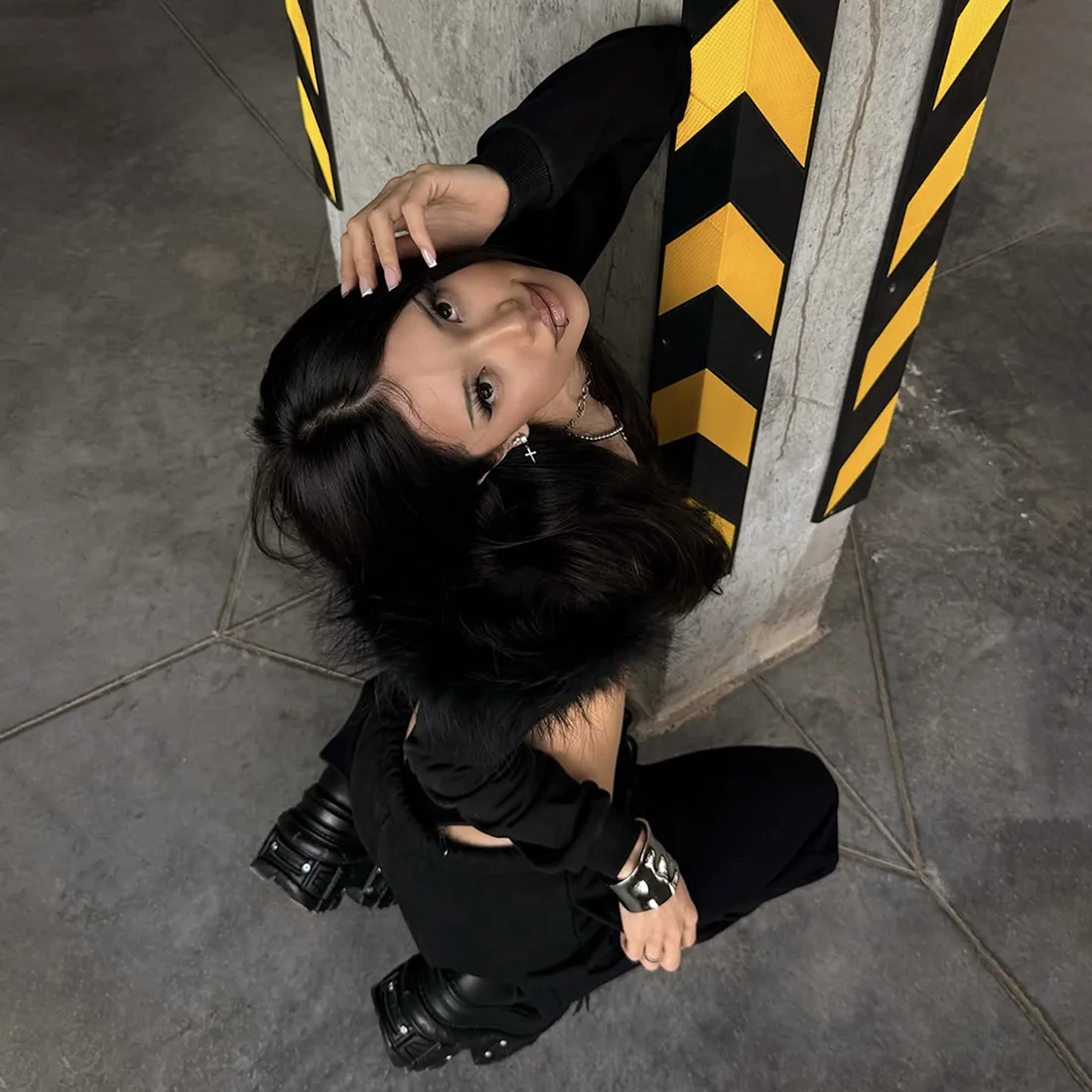 Осенняя новинка, облегающая короткая стильная повседневная универсальная уличная модная короткая куртка, женская темная одежда с меховым воротником
Осенняя новинка, облегающая короткая стильная повседневная универсальная уличная модная короткая куртка, женская темная одежда с меховым воротником