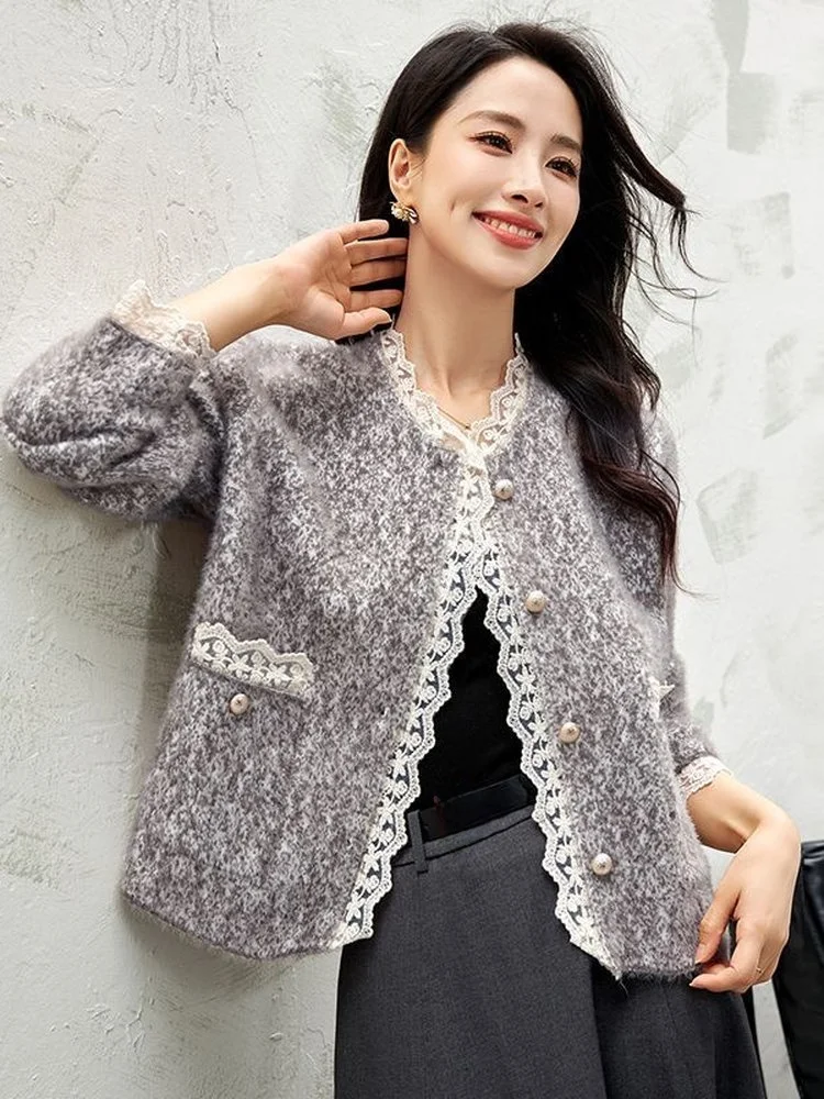 Elegant Lace Splicing Mink Imitation Jacket for Women Commute Style Long Sleeve round Neck Coat Button Design Fashionable Top
Elegant Lace Splicing Mink Imitation Jacket for Women Commute Style Long Sleeve round Neck Coat Button Design Fashionable Top