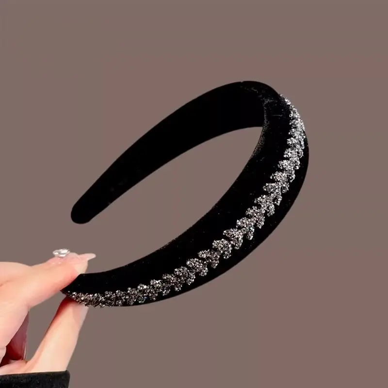Beautiful Ladies, Stylish and Simple Rhinestone Sponge with Wide Edges and Pressed Hair New Velvet Headband with A High-end Feel
Beautiful Ladies, Stylish and Simple Rhinestone Sponge with Wide Edges and Pressed Hair New Velvet Headband with A High-end Feel