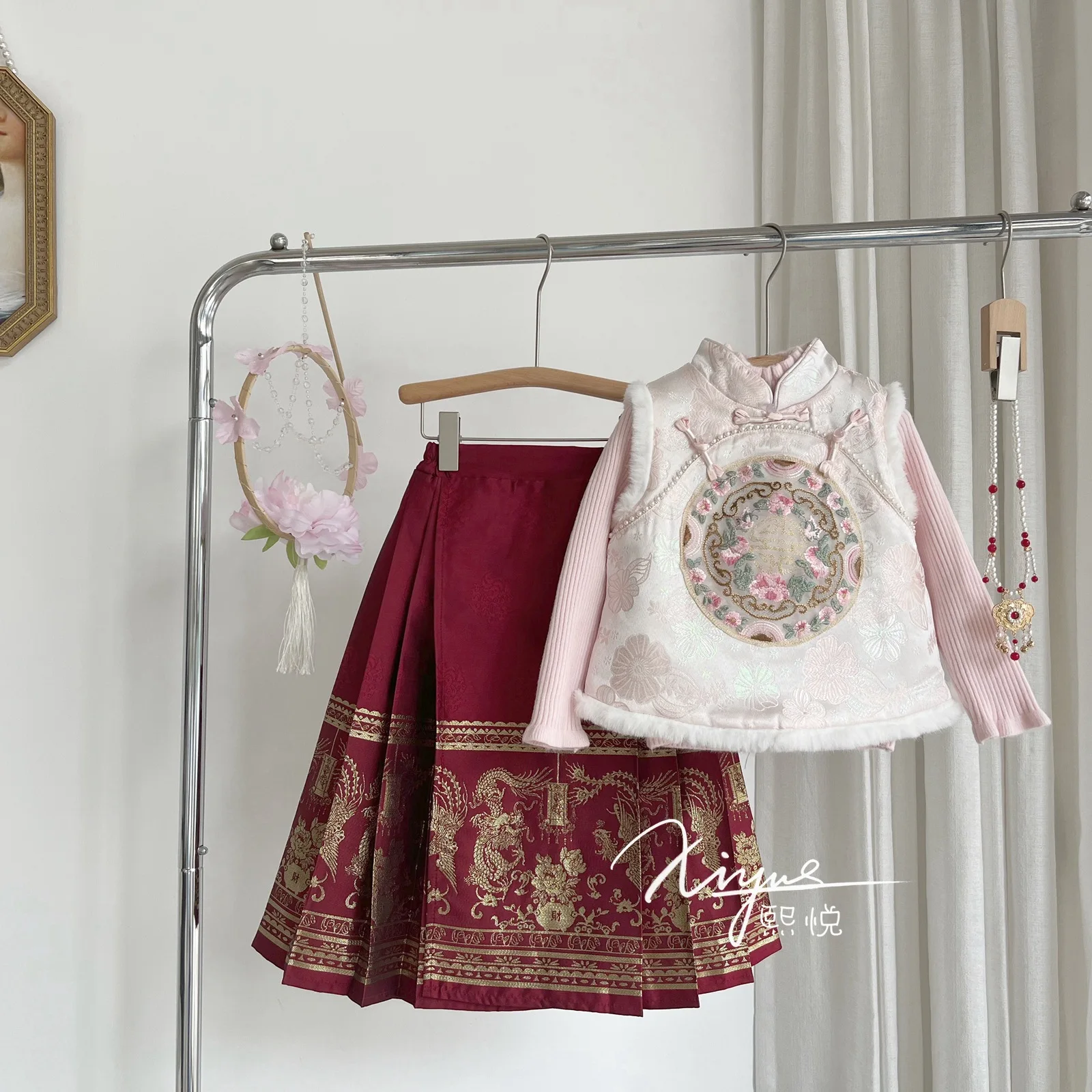Cute Girl's Winter New Horse Face Skirt Chinese Ancient Tang Suit Hanfu Set Kids Year Clothes Costume Sweater Vestskirt Long
Cute Girl's Winter New Horse Face Skirt Chinese Ancient Tang Suit Hanfu Set Kids Year Clothes Costume Sweater Vestskirt Long