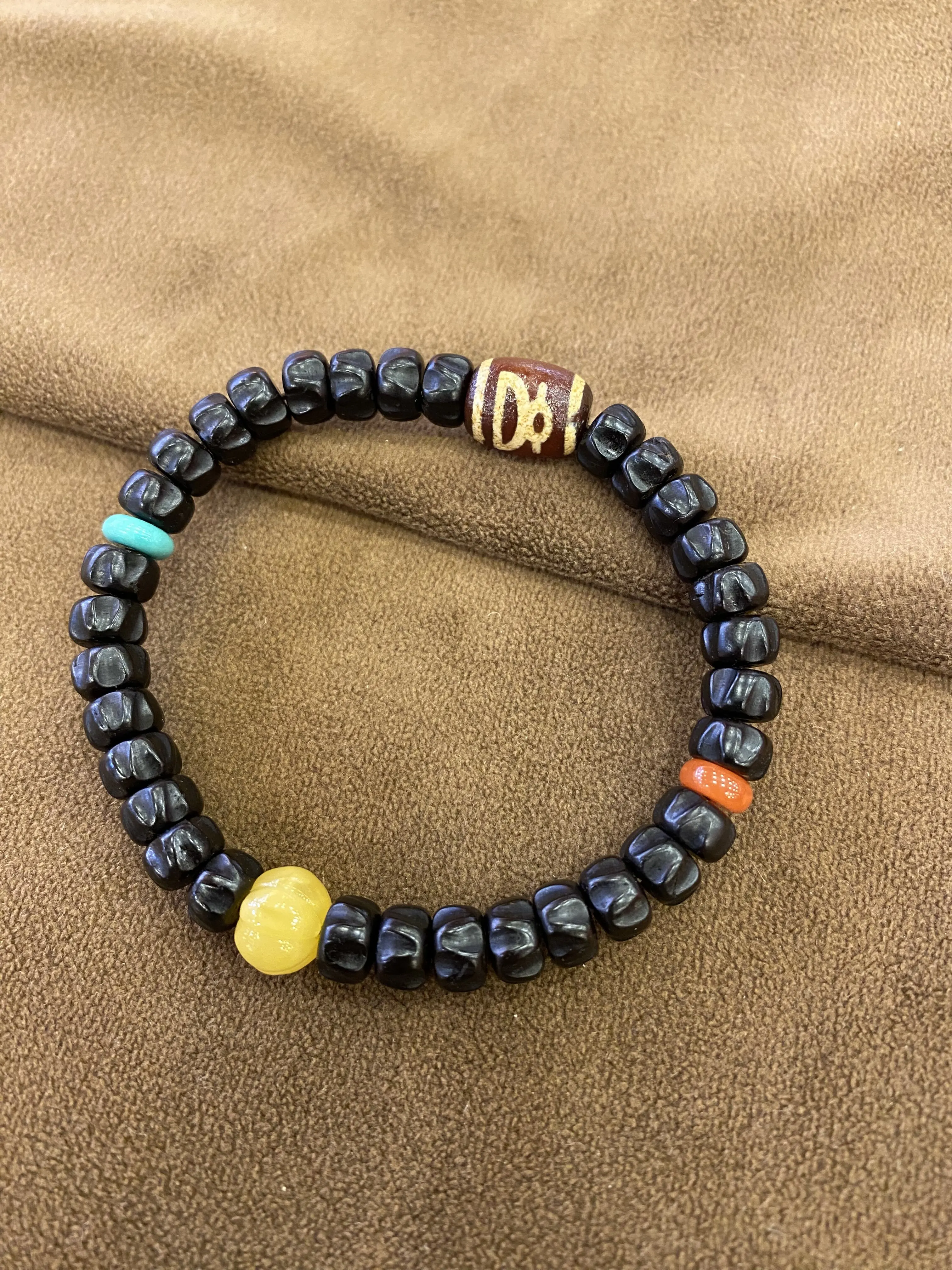 Carved Bodhi & Dzi Bead Single-Loop Bracelet (15-17cm)
Carved Bodhi & Dzi Bead Single-Loop Bracelet (15-17cm)