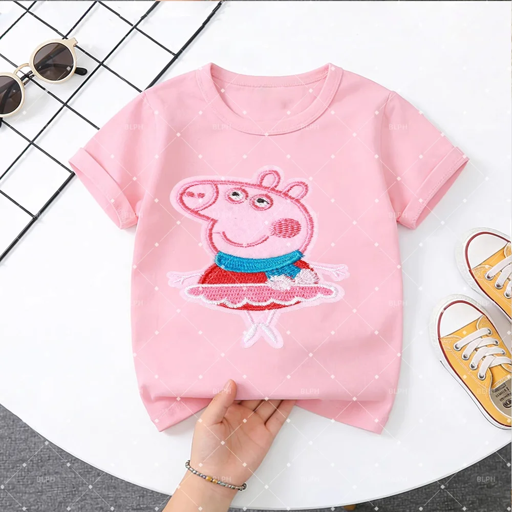 Милая детская футболка с изображением свинки Пеппы и звездами, удобная и очаровательная детская футболка с короткими рукавами для повседневной носки.
Милая детская футболка с изображением свинки Пеппы и звездами, удобная и очаровательная детская футболка с короткими рукавами для повседневной носки.