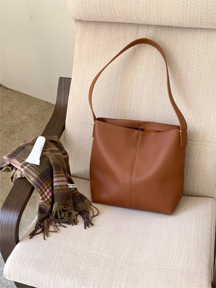 Fashion Luxury PU Leather Shoulder Bags For Women 2025 New Autumn Winter Solid Large Capacity Tote Bags Korean Trend Handbags
Fashion Luxury PU Leather Shoulder Bags For Women 2025 New Autumn Winter Solid Large Capacity Tote Bags Korean Trend Handbags