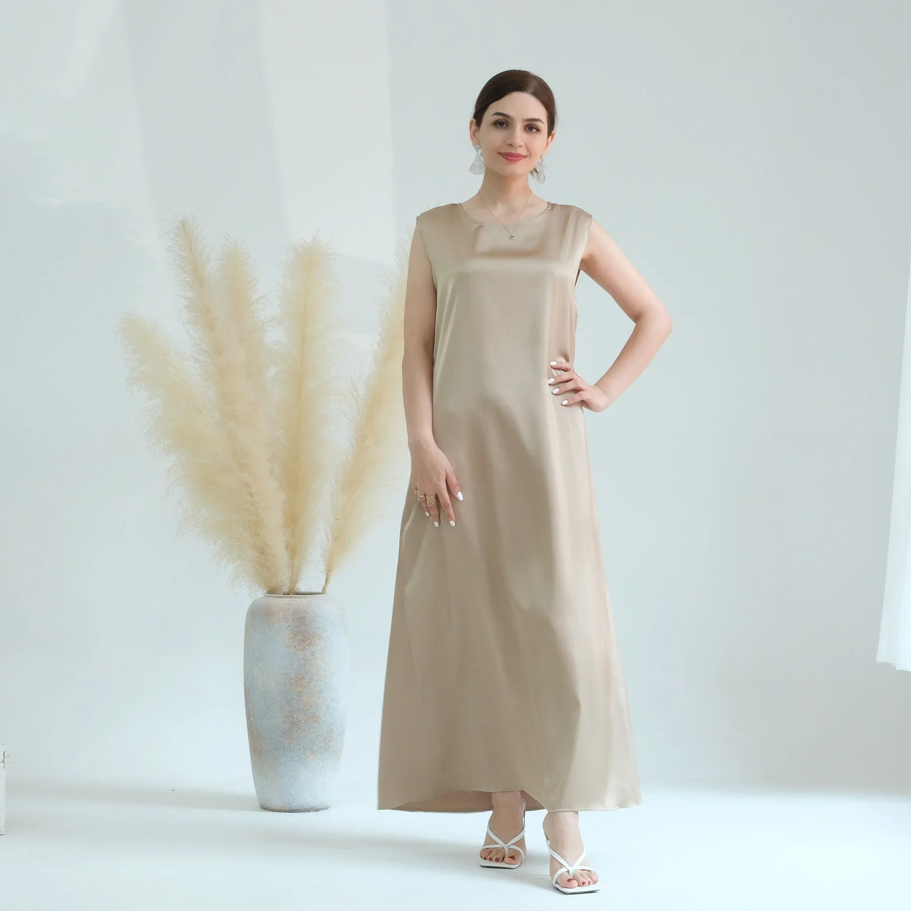 Inner Dress Sleeveless Muslim Dress Women Casual Style Satin Material Saudi Hijab Robe Elegant Islamic Clothing for Women L635
Inner Dress Sleeveless Muslim Dress Women Casual Style Satin Material Saudi Hijab Robe Elegant Islamic Clothing for Women L635