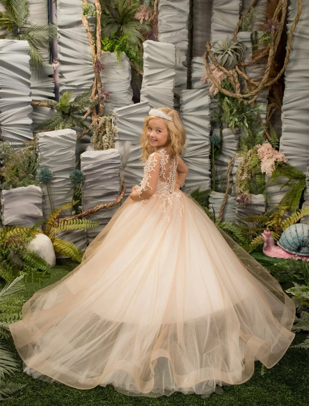 Princess Customized Flower Girl Dress for Wedding Full Sleeves Lace Appliques Appliques Long Kids First Communion Ball Gown
Princess Customized Flower Girl Dress for Wedding Full Sleeves Lace Appliques Appliques Long Kids First Communion Ball Gown