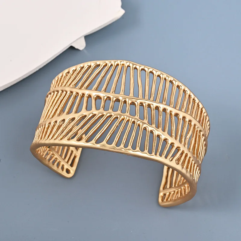 2024 Summer New European and American Hollow Texture Personalized Metal Style Copper Plated Real Gold Open Bracelet
2024 Summer New European and American Hollow Texture Personalized Metal Style Copper Plated Real Gold Open Bracelet