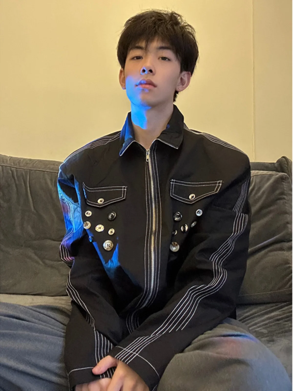 Мужская куртка с декоративными пуговицами, воротником-стойкой, подплечниками, в американском стиле, осенняя мода
Мужская куртка с декоративными пуговицами, воротником-стойкой, подплечниками, в американском стиле, осенняя мода