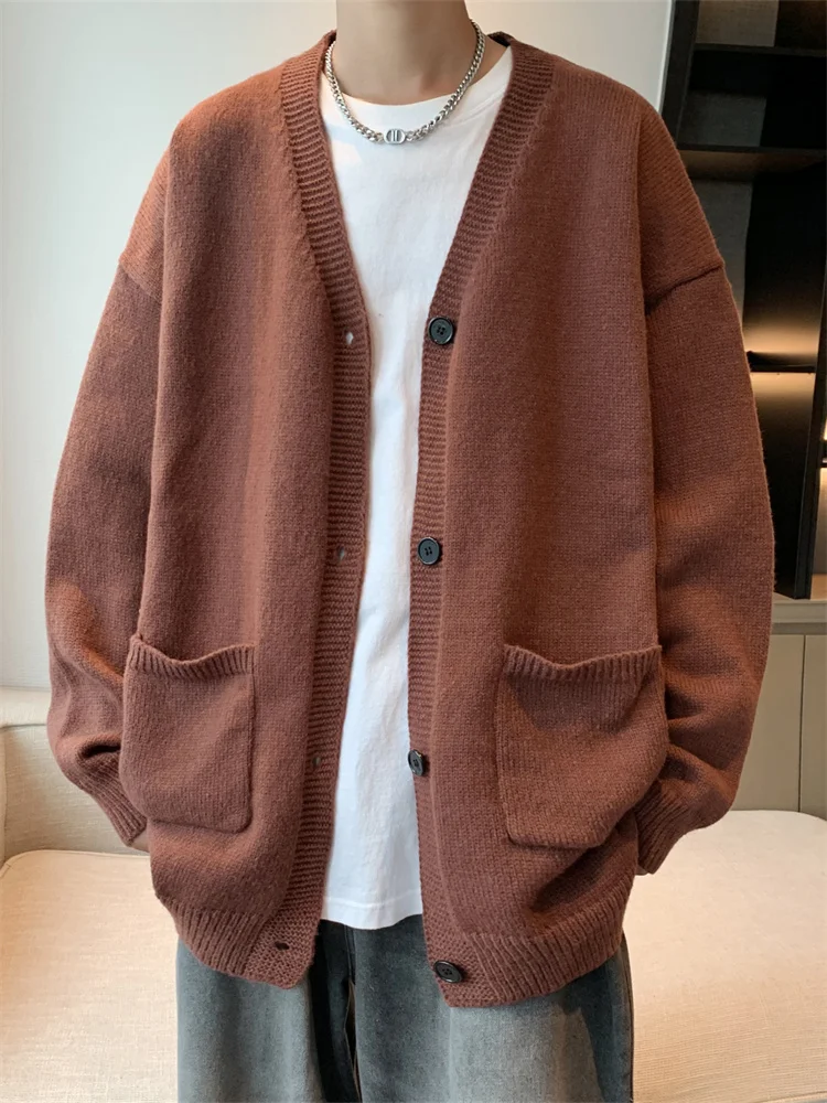 Мужской вязаный кардиган в стиле ретро с V-образным вырезом, свободный крой, корейский стиль, повседневная верхняя одежда, длинный рукав, осенняя мода, молодежный активный стиль
Мужской вязаный кардиган в стиле ретро с V-образным вырезом, свободный крой, корейский стиль, повседневная верхняя одежда, длинный рукав, осенняя мода, молодежный активный стиль