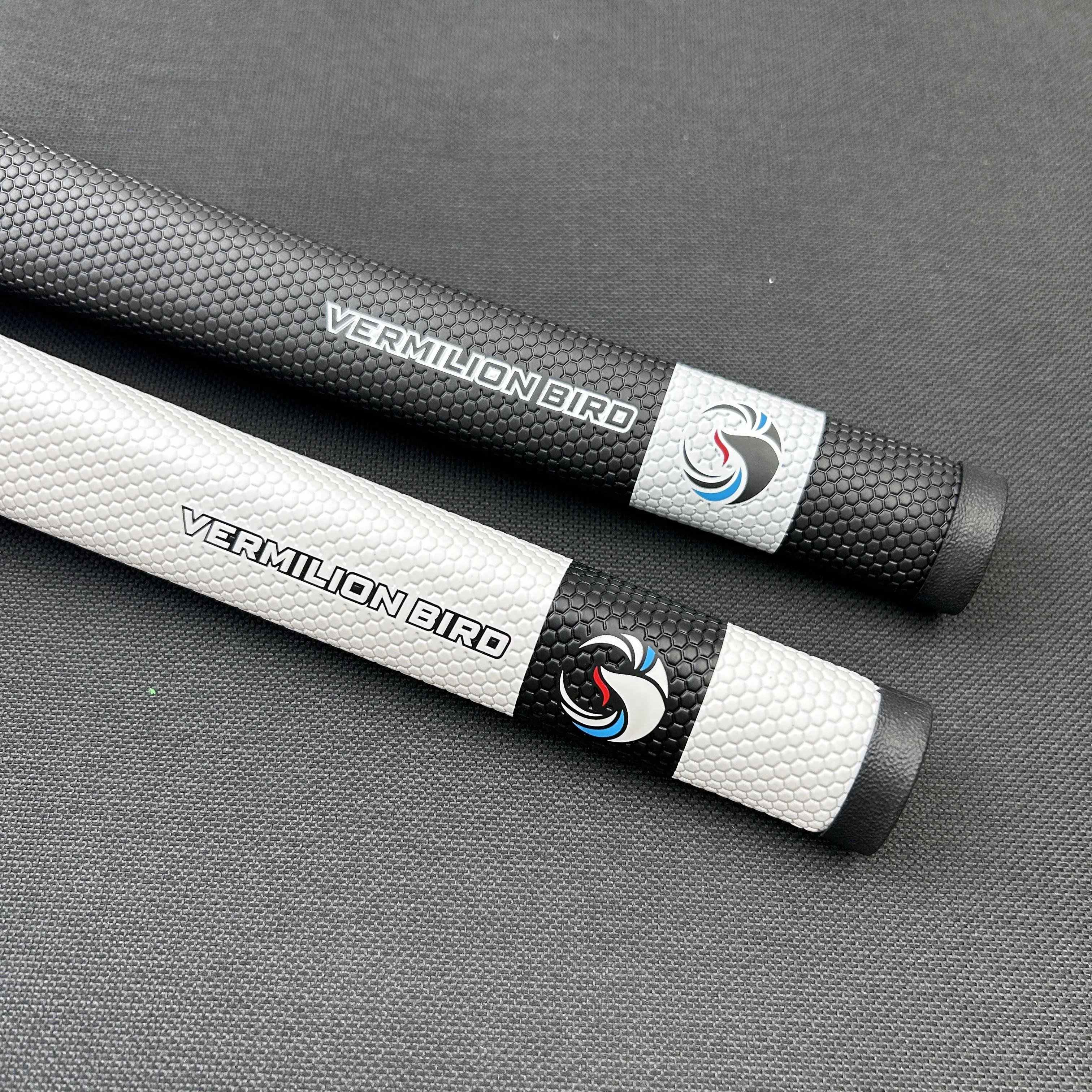 Ручка клюшки для гольфа Vermilion Bird, амортизатор из искусственной кожи высокой плотности, устойчивый к неисправности и противоскользящие узоры
Ручка клюшки для гольфа Vermilion Bird, амортизатор из искусственной кожи высокой плотности, устойчивый к неисправности и противоскользящие узоры