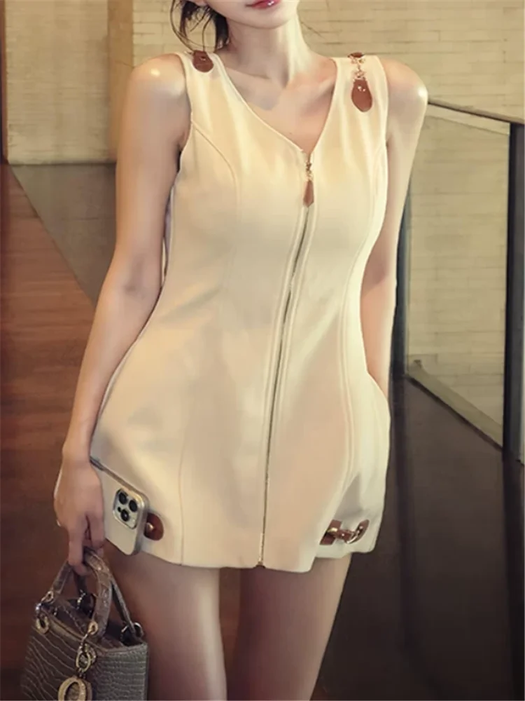 Stunning Women Sleeveless Vest V-neck Slim Waist Tank Dress French Summer New Design Zipper Front A-line Skirt Short Mini Dress
Stunning Women Sleeveless Vest V-neck Slim Waist Tank Dress French Summer New Design Zipper Front A-line Skirt Short Mini Dress