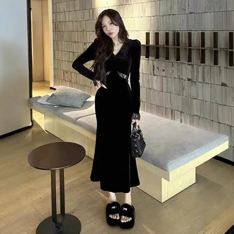2026 French V Neck Velvet Dress Lace Spliced Mermaid Long Dress Spring Autumn High end Waist Slim Elegant Lady Dress for Party
2026 French V Neck Velvet Dress Lace Spliced Mermaid Long Dress Spring Autumn High end Waist Slim Elegant Lady Dress for Party