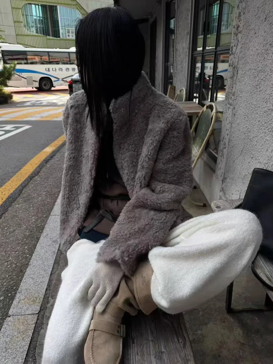 Зимняя женская шуба из натурального меха ягненка в корейском стиле, с пуговицами, теплая, прямой крой, удлиненная, 2025 год
Зимняя женская шуба из натурального меха ягненка в корейском стиле, с пуговицами, теплая, прямой крой, удлиненная, 2025 год