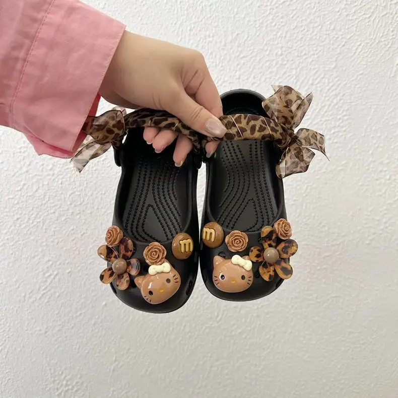 Girls Leopard Bow Hello Kitty Clogs Cute Floral Decor Adjustable Strap Slip-On Shoes Non-Slip Eva Garden Sandals for Kids Summer
Girls Leopard Bow Hello Kitty Clogs Cute Floral Decor Adjustable Strap Slip-On Shoes Non-Slip Eva Garden Sandals for Kids Summer