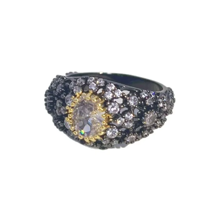A vintage black and gold oval diamond ring for women, with a light luxury and high-end feel
A vintage black and gold oval diamond ring for women, with a light luxury and high-end feel
