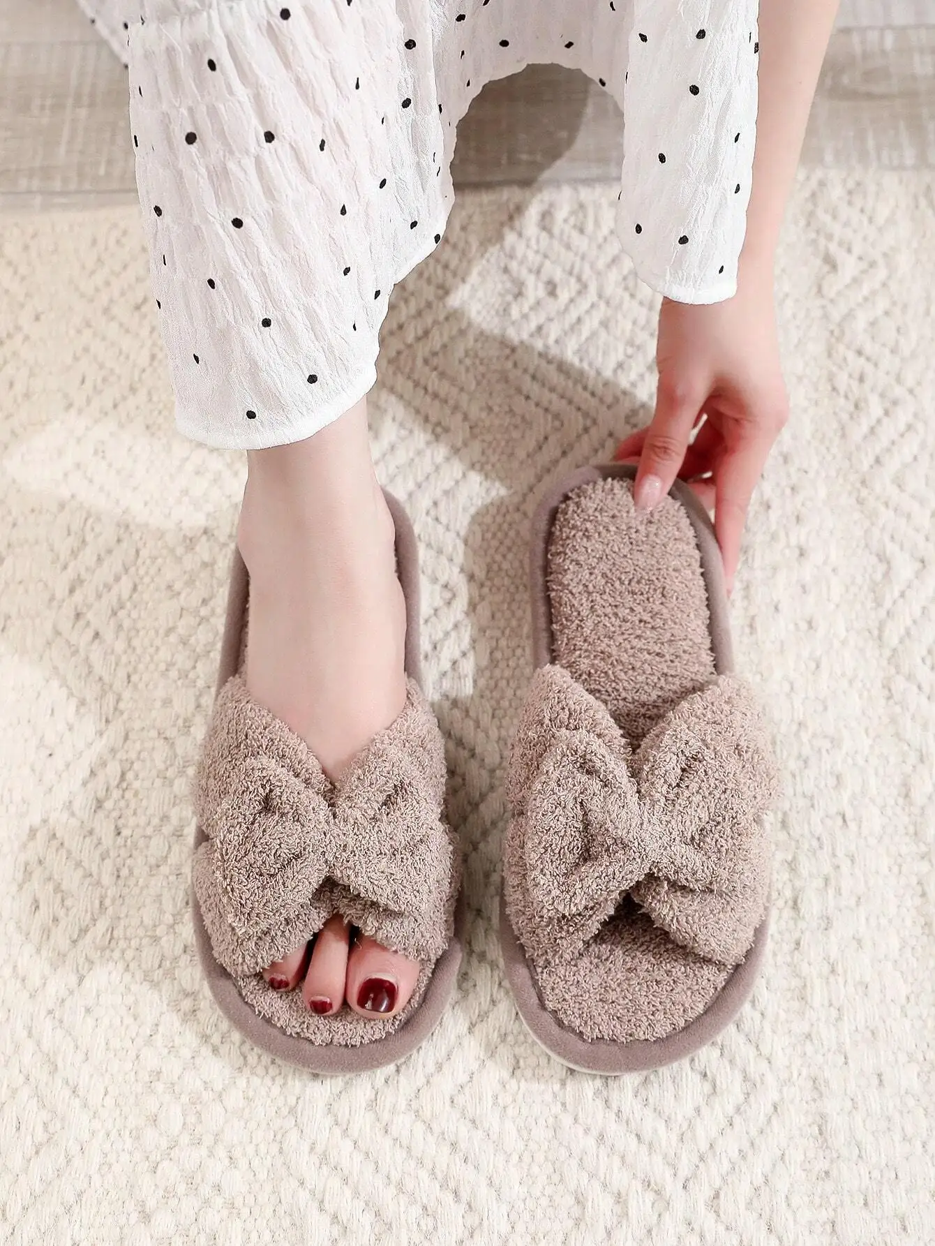 Fall/Winter Women Bow Decor Home Slippers, Fashion Open Toe Bedroom Slippers For Spring Autumn,Fluffy Slippers
Fall/Winter Women Bow Decor Home Slippers, Fashion Open Toe Bedroom Slippers For Spring Autumn,Fluffy Slippers