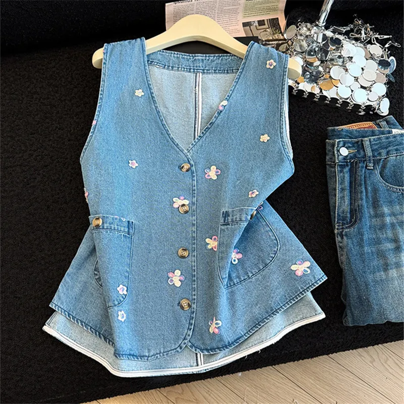 Vintage Flower Embroidery Denim Vest Summer Women Vintage Washed Light Blue Short Coat V-Neck Sleeveless Cowboy Waistcoat Female
Vintage Flower Embroidery Denim Vest Summer Women Vintage Washed Light Blue Short Coat V-Neck Sleeveless Cowboy Waistcoat Female