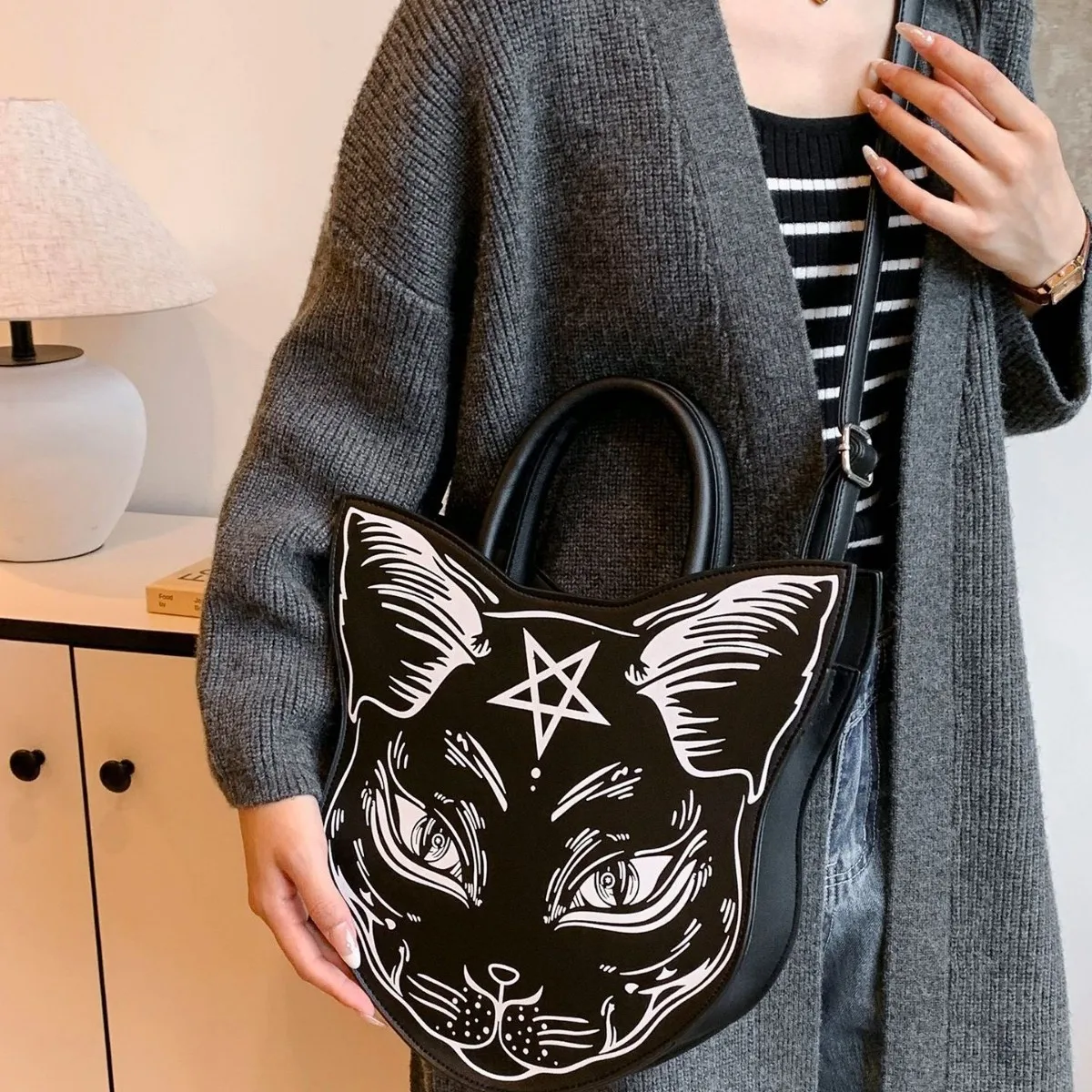 Gothic Harajuku Cat Face Crossbody Bag | Punk Spooky Clutch Purse with Chain, Edgy Daily & Halloween Party Accessories for Women
Gothic Harajuku Cat Face Crossbody Bag | Punk Spooky Clutch Purse with Chain, Edgy Daily & Halloween Party Accessories for Women