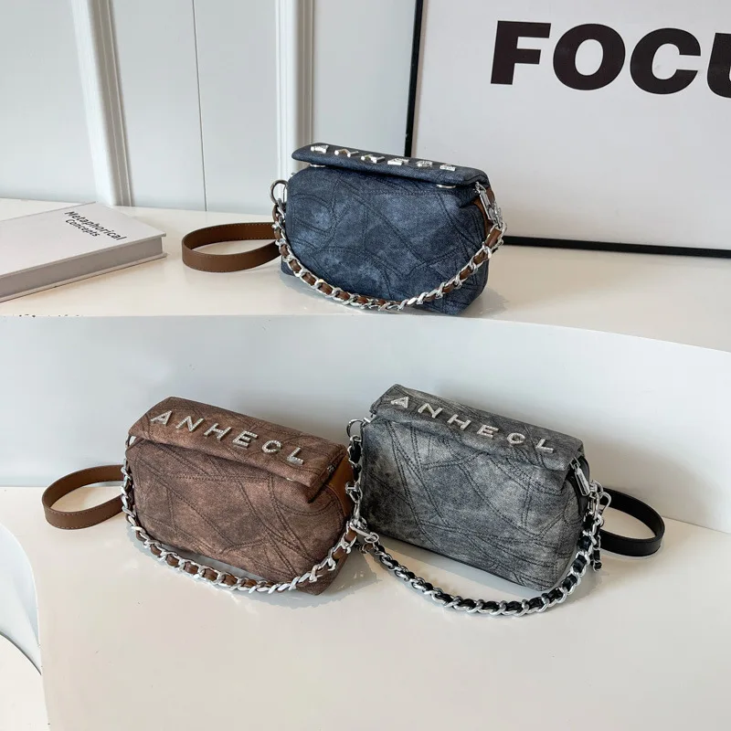 2025 New Retro and Fashionable Commuter Chain Letter Denim Women's Bag, A Niche, Simple and Light Luxury Women's Crossbody Bag
2025 New Retro and Fashionable Commuter Chain Letter Denim Women's Bag, A Niche, Simple and Light Luxury Women's Crossbody Bag