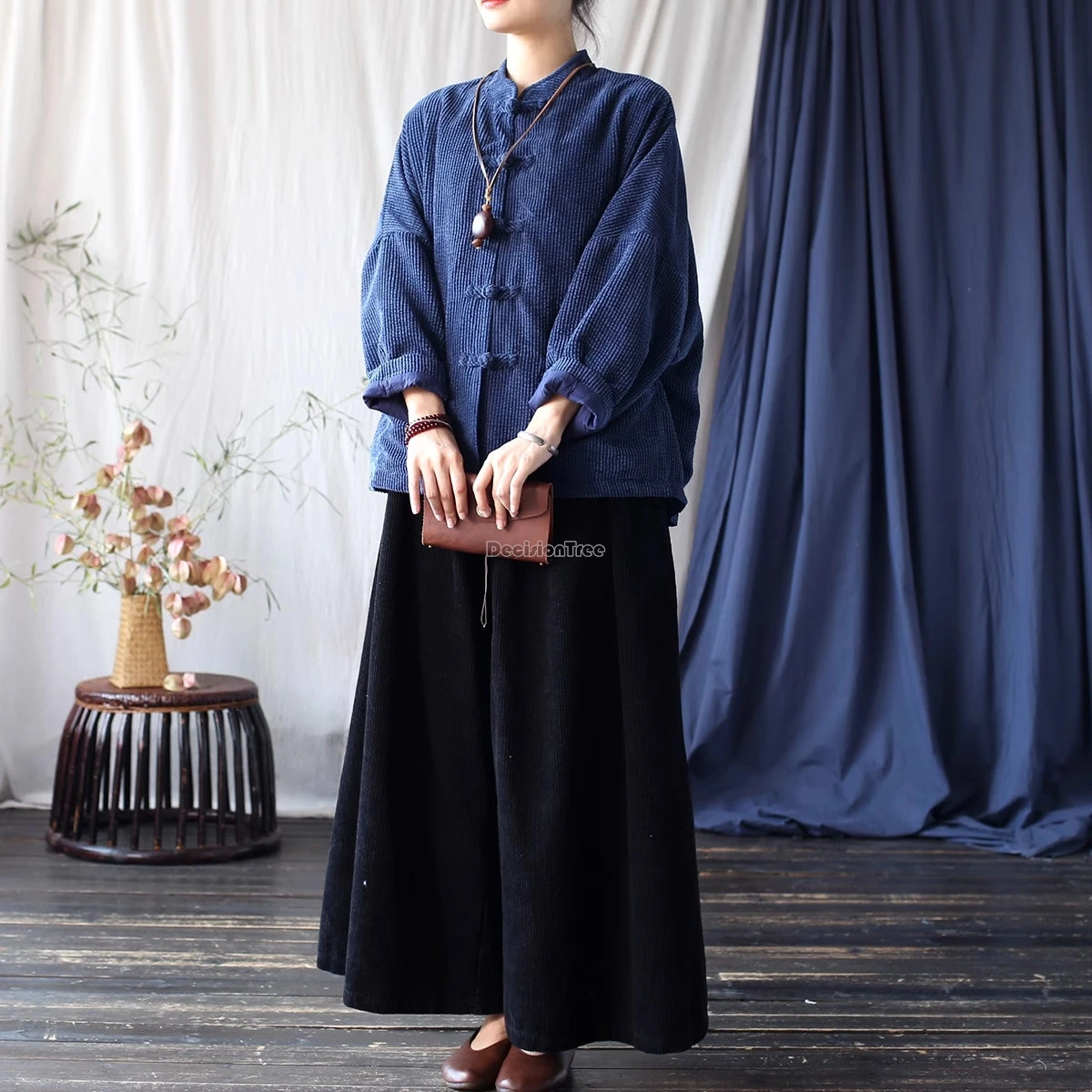 2025 Retro button-down women autumn and winter, new Chinese-style traditional clothing with modified Tang suit collar top
2025 Retro button-down women autumn and winter, new Chinese-style traditional clothing with modified Tang suit collar top